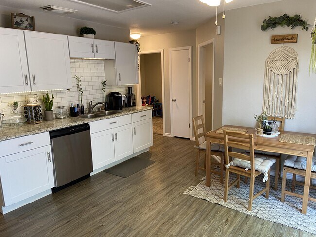 Foto del edificio - 6819 Flaming Ridge Dr