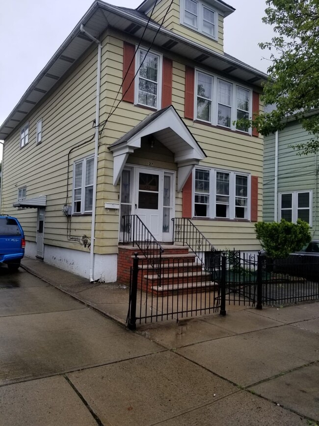 Building Photo - 127 Knapp Ave