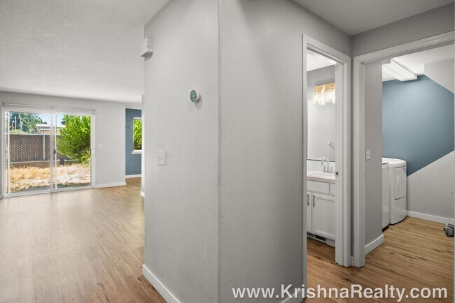 Building Photo - Lovely *UPGRADED* 3 BD* 2.5 BA Duplex Loca...