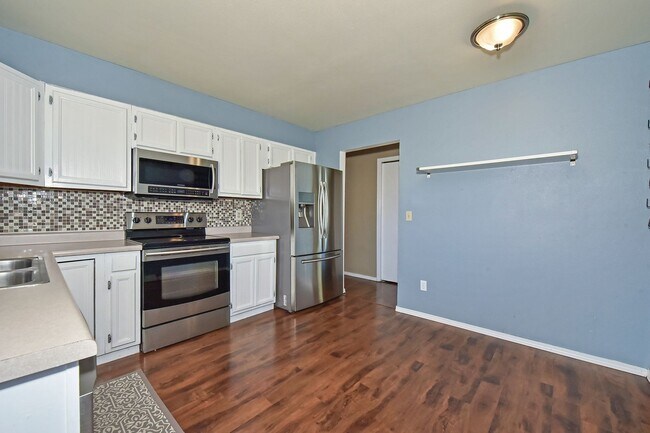 Foto del edificio - Home with huge backyard in Briargate!