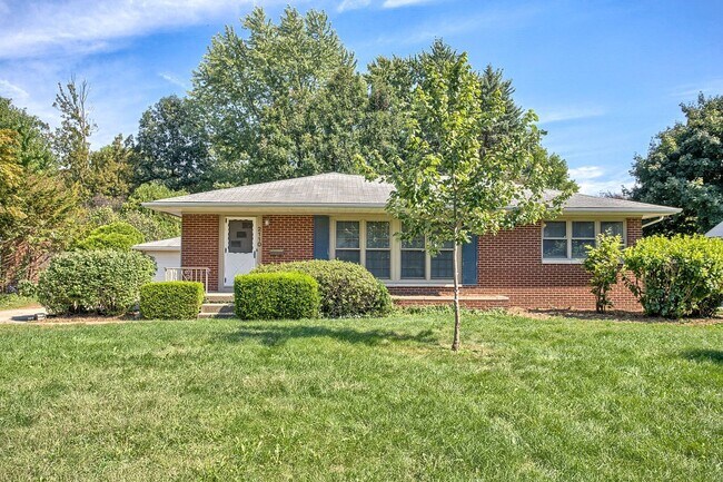 Foto del edificio - 3 bedroom, 2 bath Ranch -AVAILABLE AUGUST