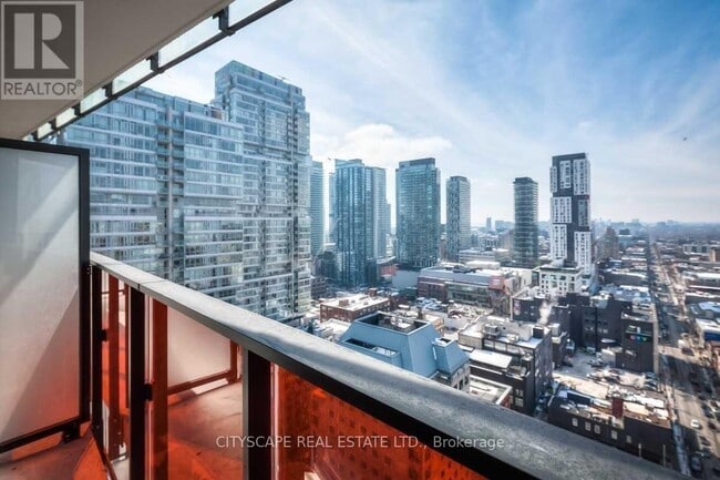 Photo du bâtiment - 215-1215 Queen St E