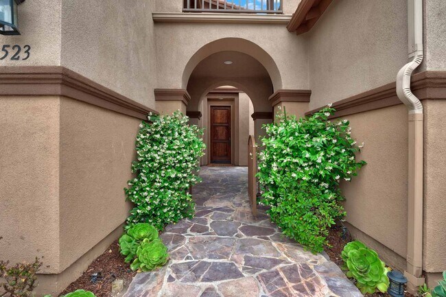 Foto del edificio - Gated corner lot home walking distance to the beach