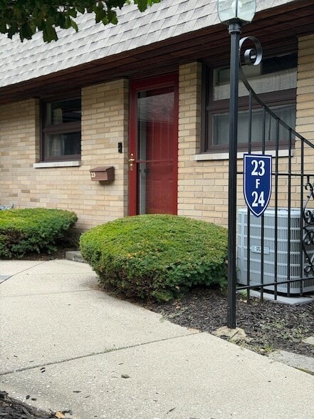 Building Photo - 2727 S Lakeshore Dr
