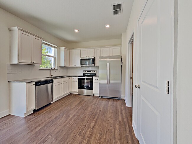 Building Photo - 124 Thatchet Drive