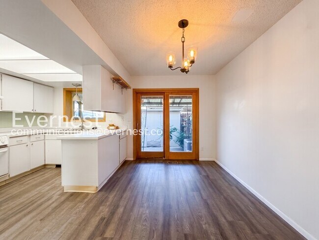 Foto del edificio - 2 Bed/1.5 Bath Condo with Modern Amenities / Available Soon!