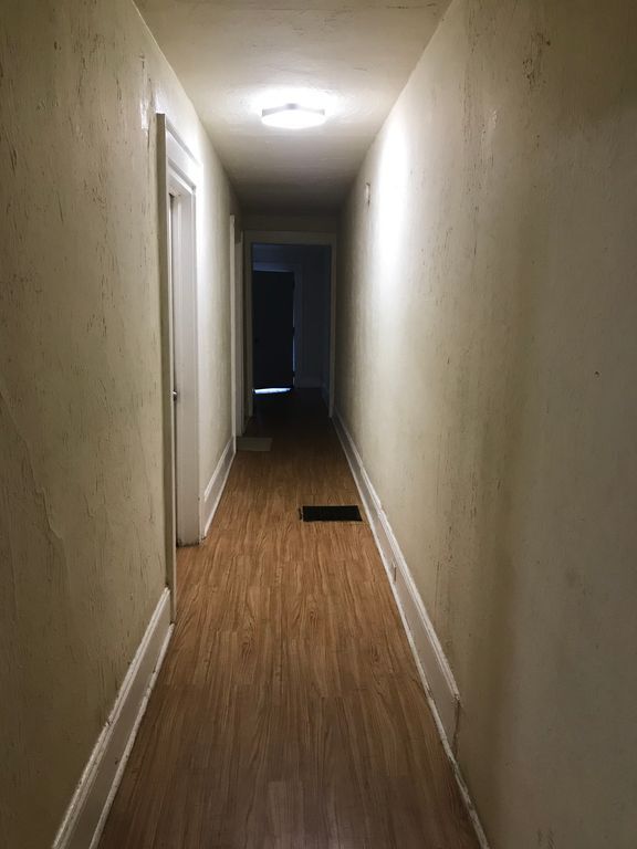 Vista del pasillo desde el baño (habitaciones a la izquierda y puerta de entrada justo al final) - 1033 Martin Luther King Jr Dr NW