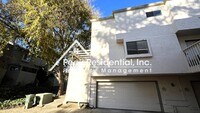 Wonderful Natomas 2bd/2.5ba Townhome with 2 Car Garage!