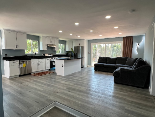 Building Photo - 635 S Walnut St