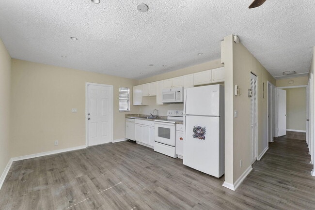 Building Photo - 1340 W 35th St