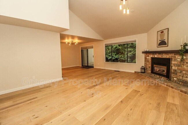 Building Photo - 1805 Village Green Dr