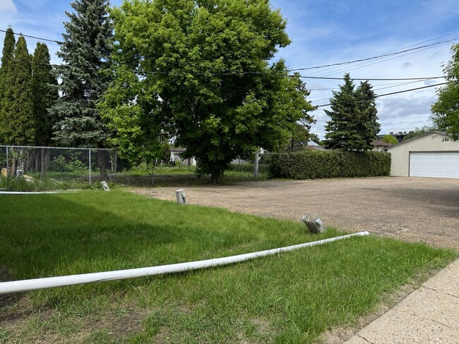 Building Photo - 1 Bed 1 Bath Unit in Edmonton, AB