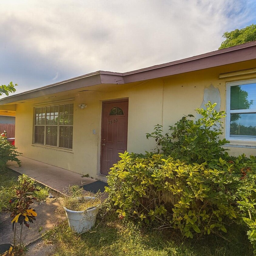 Foto principal - 2533 Dolphin Dr