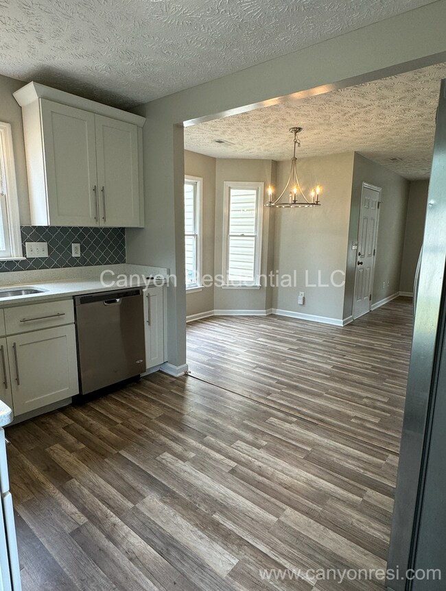 Building Photo - Recently Renovated 3 Bedroom Beautiful Home!