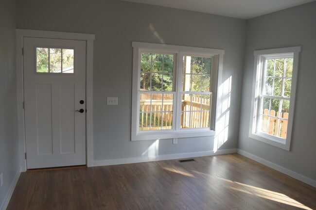 Building Photo - 308 Kenwood Ave