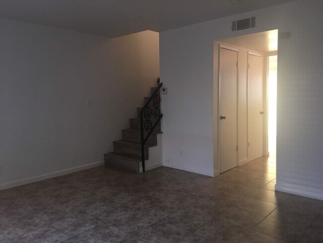 Foto del edificio - 4544 N Sharon Ave