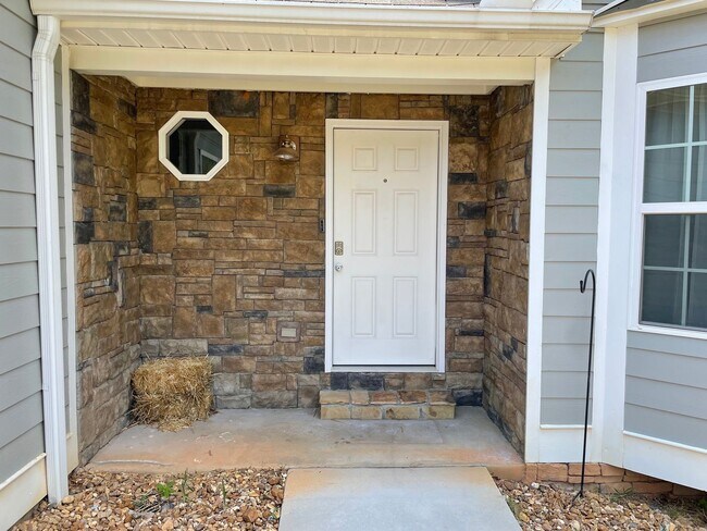 Foto del edificio - Beautiful 4 Bedroom, 2.5 Bath Home in Fore...