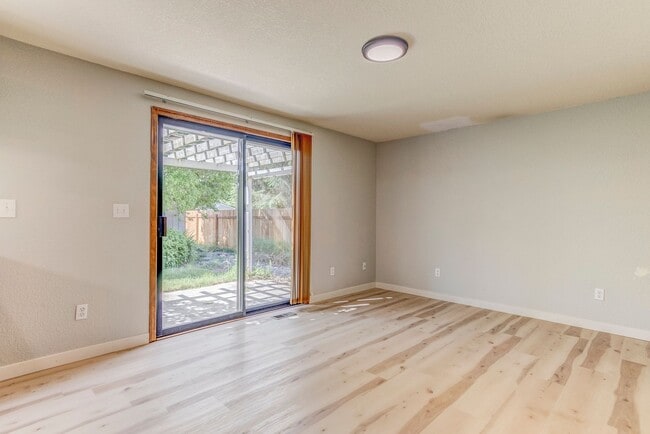 Building Photo - 3-bedroom 2.5-bathroom Home