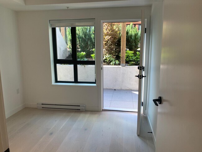 Building Photo - 540-540 W 28th Ave