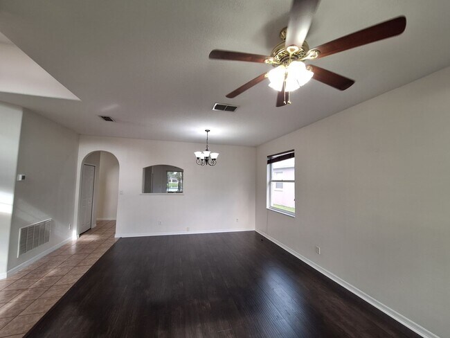 Foto del edificio - Charming 3-Bedroom Home with Spacious Back...