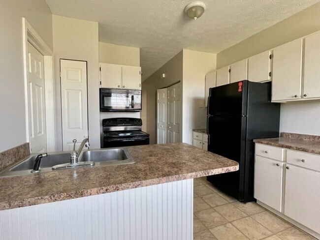 Building Photo - COUNTRY 2 Bedroom Available