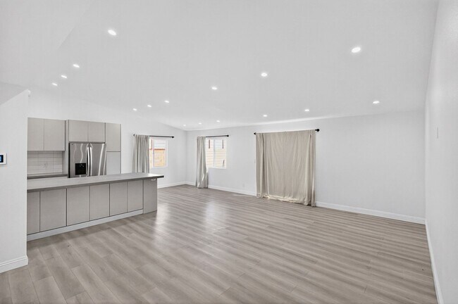 Foto del edificio - NEWLY RENOVATED SINGLE-STORY HOME LOCATED IN LAS VEGAS