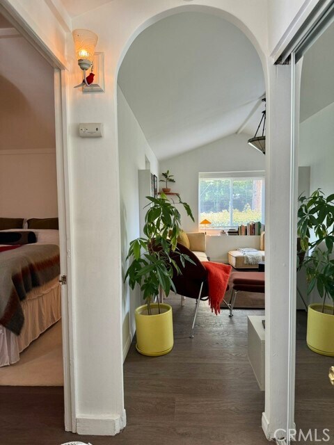 Foto del edificio - 2409 Hyperion Ave