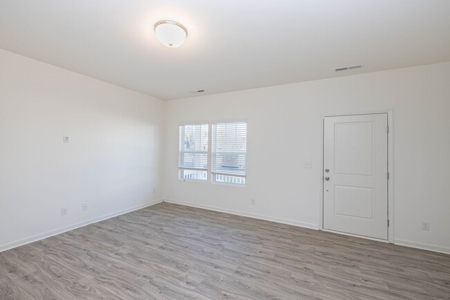 Foto del edificio - Location!! AVAILABLE APRIL 29th Townhome i...