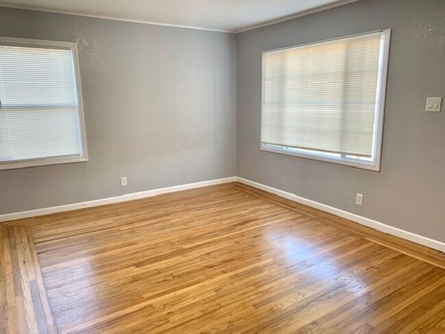 Building Photo - Great 3 bed 1.5 bath House with Garage in ...