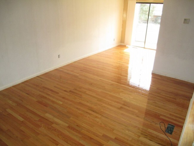 Building Photo - Updated Townhouse in Aurora - MUST SEE