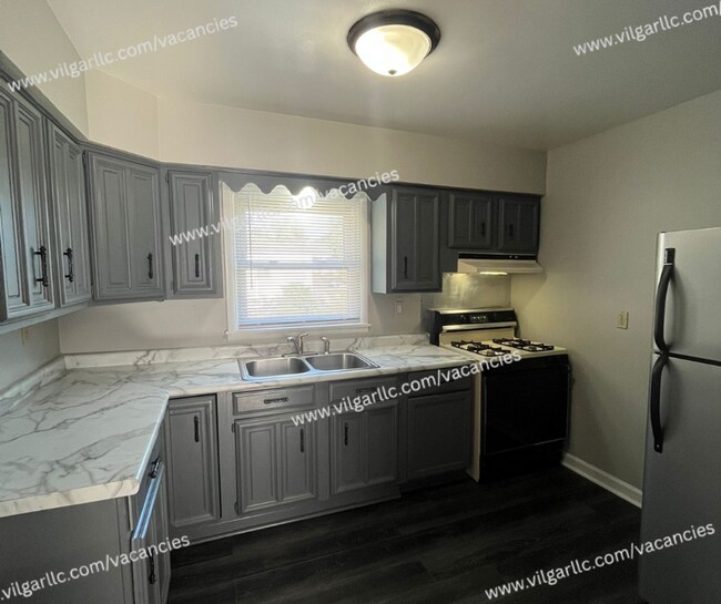 Foto del edificio - 2 large bedrooms & 1 newly updated bathroom home in Gary, IN