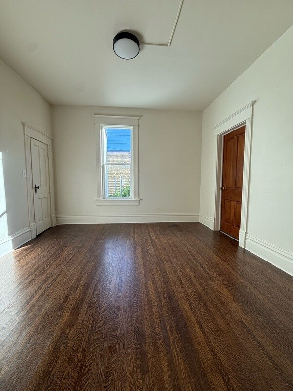 Foto del edificio - 215 W 5th St