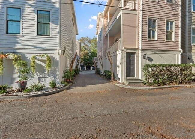 Foto del edificio - 2 Bedroom, 2.5 Bath Condo in Harleston Village of Downtown Charleston!