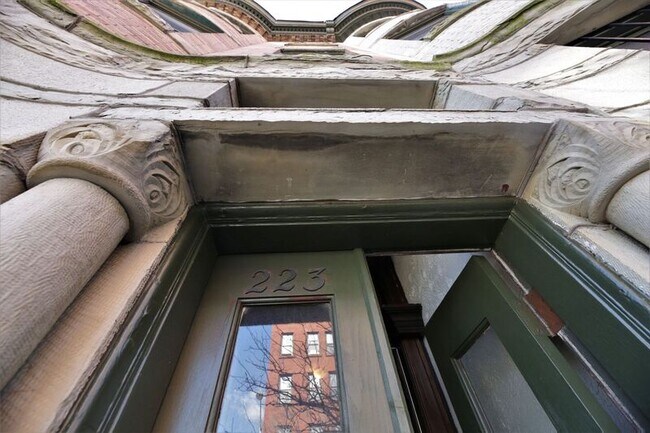 Foto del edificio - 223 E Preston St