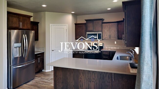 Building Photo - Beautiful 2-story home in Selah - Attached...