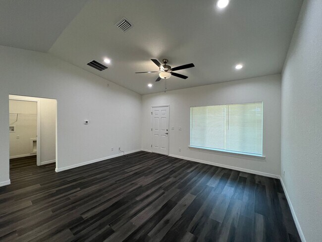 Building Photo - Ready to move-in October 18th! UPGRADED BR...