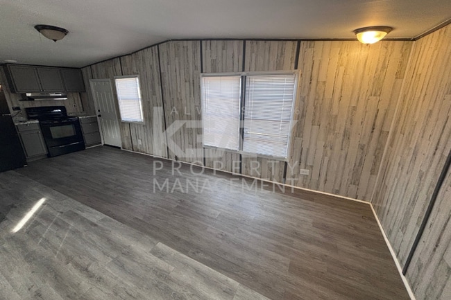 Building Photo - 3 Bedroom, 1.5 Bathroom Rental NOW Available!