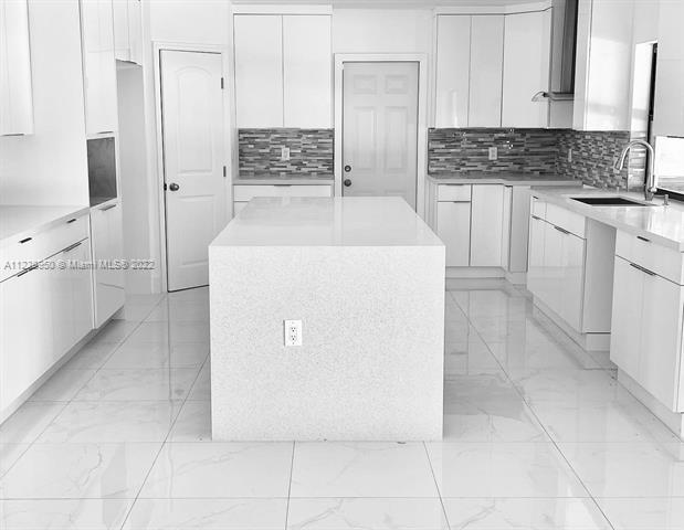 Building Photo - 11990 SW 84th Ave