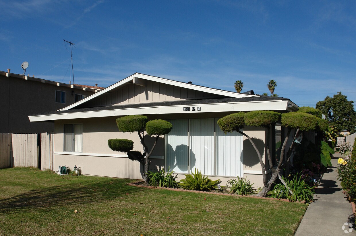 Foto del edificio - 3951-3965 Howard Ave