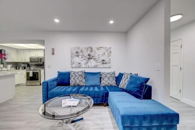 Building Photo - 543 SE Greenway Terrace