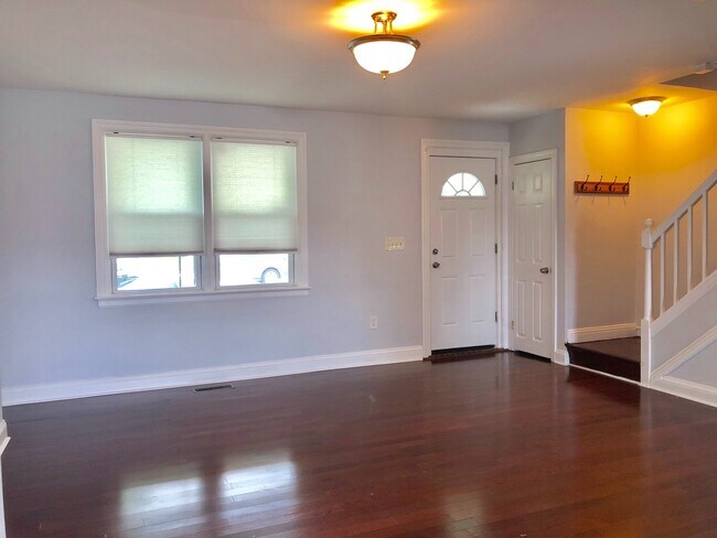 Building Photo - Updated 3 Bedroom Townhome ~ Lakeside/Edno...