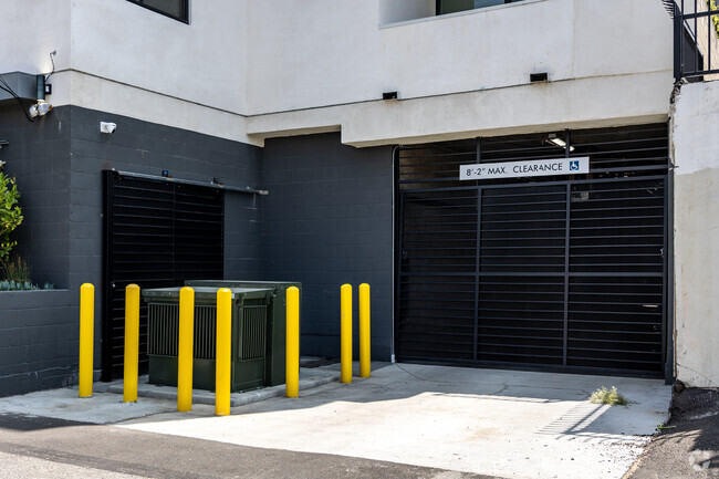 Entrada al garaje - Fairfax Apartments