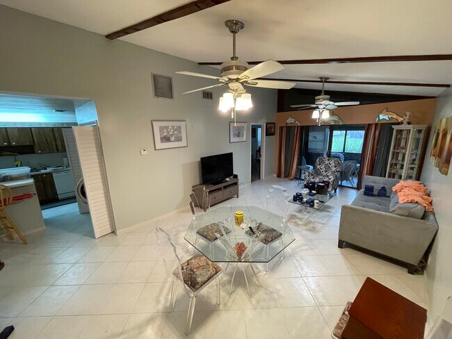 Foto del edificio - 438 Briarwood Cir