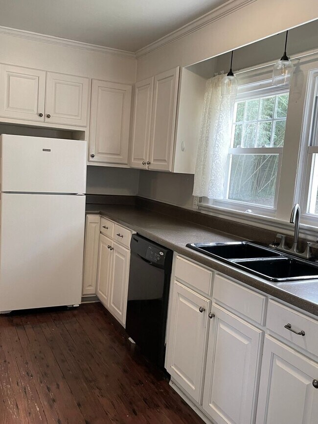 Foto del edificio - Adorable 2 Bedroom & 1 Full Bath Bungalow ...