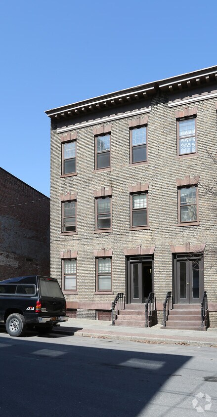 Foto del edificio - 373 Hudson Ave