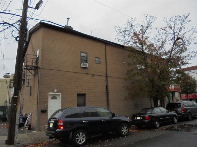 Building Photo - 590 Broadway St