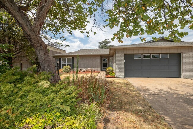 Foto del edificio - 3 Bed | 2 Bath Duplex in Central Tulsa!