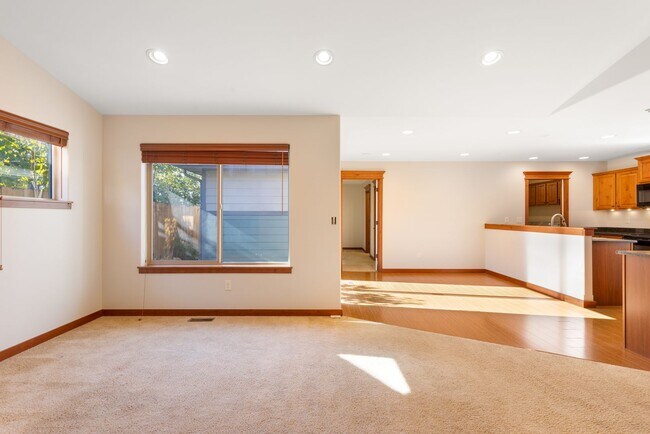 Foto del edificio - Spacious Single Level home with A/C & 3-ca...