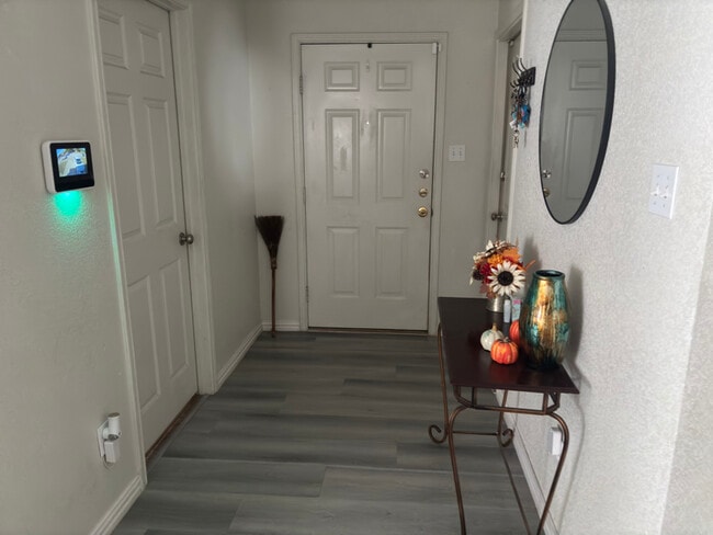 Building Photo - 1103 Travis Cir