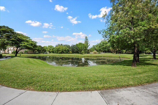 Foto del edificio - 800 Crestwood Ct S